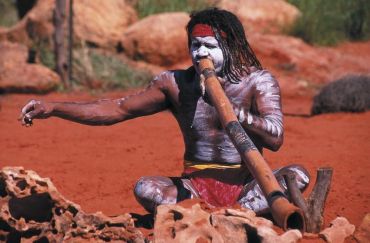 Aboriginal playing didgeridoo in Australia, Абориген играет на диджериду в Австралии