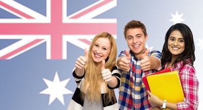 Студенты на фоне флага Австралии, студенческая виза в Австралию
